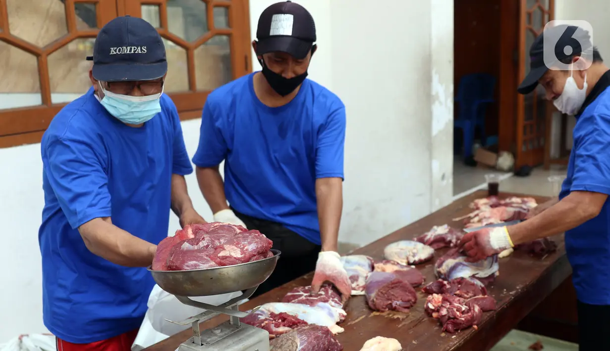 Panitia menimbang daging hewan kurban di Masjid Daarul Falah, Jakarta Selatan, Selasa (20/7/2021). Umat muslim seluruh dunia serempak merayakan Hari Raya Idul Adha yang ditandai dengan pemotongan hewan kurban sehari setelah jemaah haji wukuf di Padang Arafah. (Liputan6.com/Angga Yuniar)