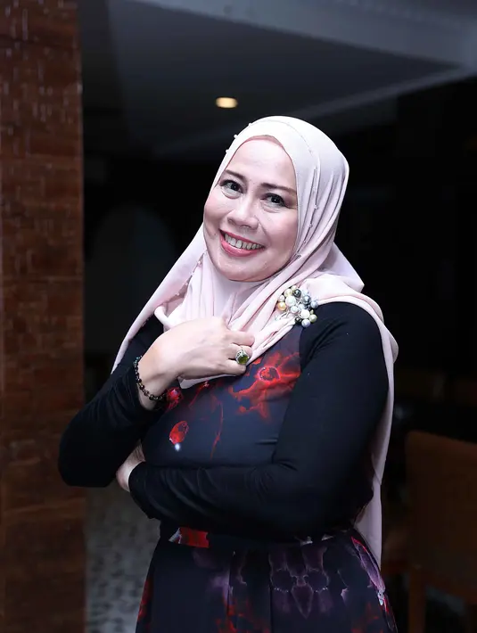 "Musik Indonesia memang lagi lesu, tapi saya percaya sama rejeki. Kalau kita berupaya dengan maksimal, semuanya tinggal nunggu ridho Yang Maha Kuasa," ujar Dewi Yull di Soeltan Cafe, kawasan Ampera, Jakarta Selatan, Senin (4/4). (Nurwahyunan/Bintang.com)