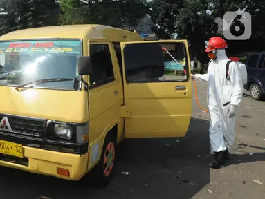 Petugas menyemprot mobil yang ingin menuju wilayah Sukabumi dengan cairan disinfektan di Terminal Cicurug, Sukabumi, Jawa Barat, Minggu (12/4/2020). Proses sterilisasi ini dilakukan untuk mencegah penyebaran virus corona COVID-19. (merdeka.com/Arie Basuki)