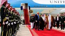 Presiden AS Donald Trump disambut Raja Saudi Salman bin Abdulaziz al-Saud saat tiba di Bandara Internasional Raja Khalid di Riyadh (20/5). (AFP/Saudi Royal Palace/Bandar Al-Jalou)