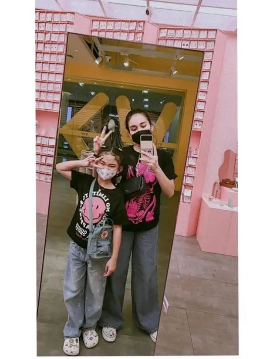 Kompak dalam balutan outfit kasual, gaya ibu dan anak ini bisa ditiru untuk hangout. @ayutingting92.