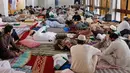 Suasana saat umat muslim itikaf atau berdiam di masjid dan menyembah Allah pada sepuluh hari terakhir Ramadan di Masjid Grand Faisal, Islamabad, Pakistan, Minggu (26/5/2019). Umat muslim terlihat membawa perlengkapan tidur seperti bantal dan selimut untuk menginap di masjid. (AP Photo/Anjum Naveed)