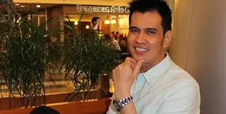 Kabar  duka datang dari dunia kedokteran Indonesia. dr. Ryan Thamrin, yang juga sering muncul di televisi ini meninggal dunia dalam usia ke-39 tahun. dr. Ryan meninggal pada Jumat (4/8/2017) pukul 03.30 di Pekanbaru, Riau. (Instagram/dr_ryanthamrin)