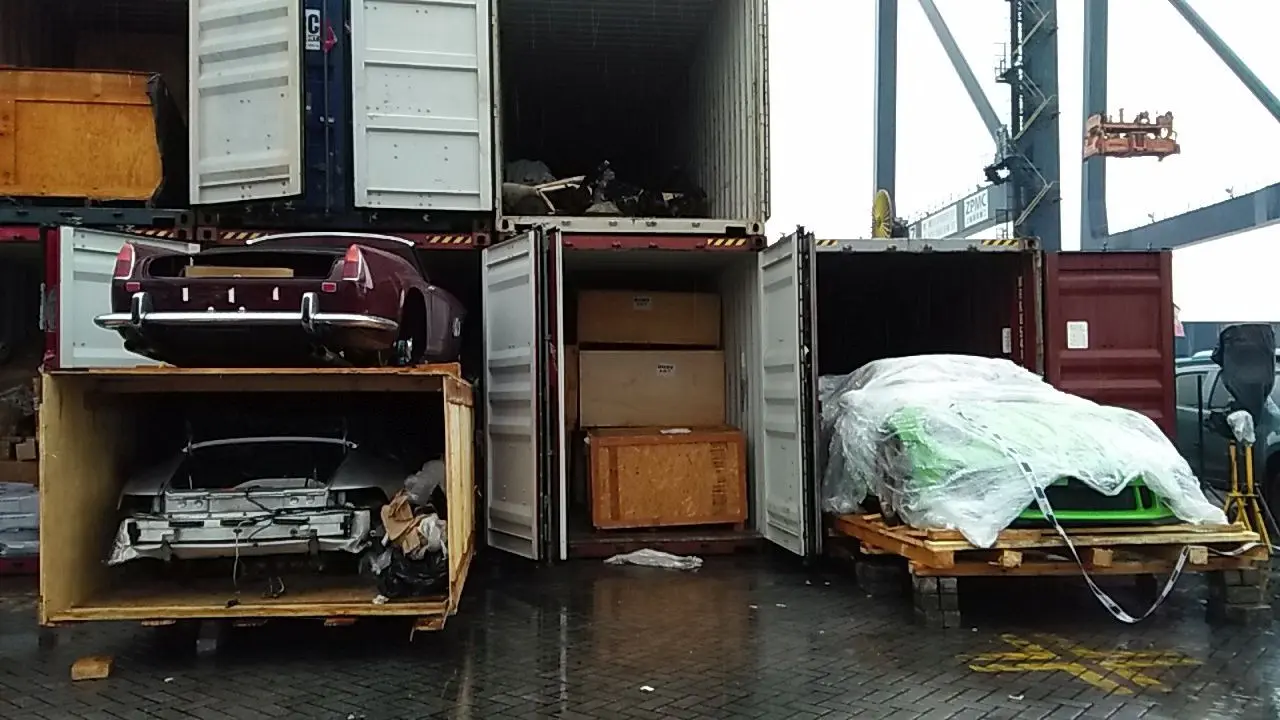 Penindakan mobil dan motor mewah oleh Bea Cukai di Tanjung Priok, Jakarta Utara. (Anggun/Merdeka.com)