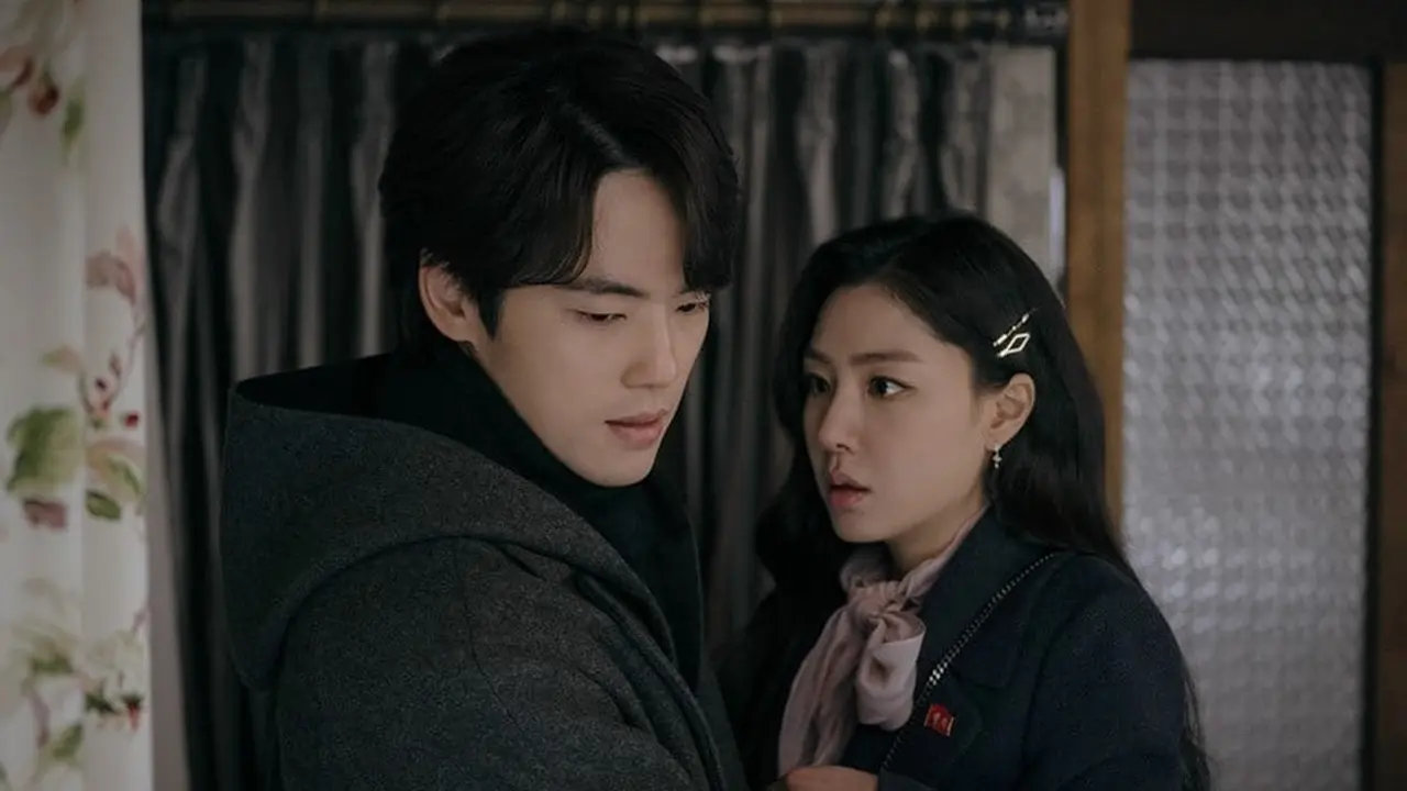 Seo Ji Hye - Kim Jung Hyun dalam Crash Landing on You. (tvN via Soompi)