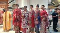 Kebaya “Melati di Tapal Batas” dalam acara Merayakan Kebaya, Merayakan Pesona Perempuan Indonesia yang diselenggarakan Mustika Ratu bersama Sarinah dalam rangka Hari Kebaya Nasional 2026 di Sarinah Thamrin, Jakarta, Jumat (24/7/2026). (Liputan6.com/Nurri Indah)