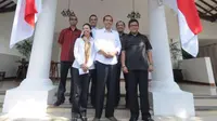 Jokowi bersama anggota Tim Transisi (foto: @aktivitasjokowi)