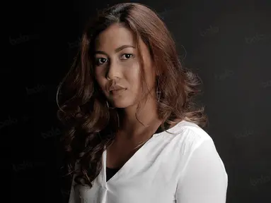 Perenang Indonesia, Raina Saumi Grahana, melakukan sesi foto bersama Bola.com pada Senin (31/10/2016). (Bola.com/Peksi Cahyo)
