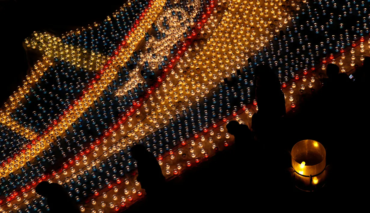 Pengunjung melihat pajangan lilin selama Festival Cahaya Cittadella, di Benteng abad pertengahan di Victoria, Pulau Gozo, Malta, (16/3). Sekitar 30 ribu lilin bertebaran di Victoria. (REUTERS / Darrin Zammit Lupi)
