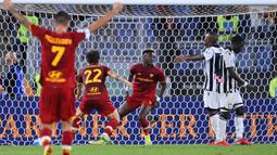 Kebuntuan AS Roma akhirnya pecah pada menit ke-36. Tammy Abraham (tengah) sukses menggetarkan gawang lawan lewat tembakan keras dari jarak dekat. Papan skor berubah menjadi 1-0 untuk keunggulan AS Roma dan bertahan hingga turun minum. (AFP/Alberto Pizzoli)