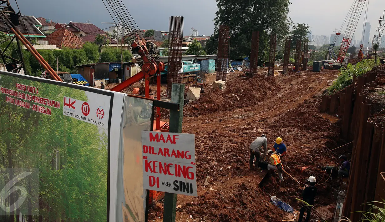 Pekerja mengerjakan pembangunan proyek double-double track (DDT) Paket A Manggarai-Jatinegara, Jakarta (3/3). Proses pengerjaan Paket A jalur Manggarai-Jatinegara terus di kebut sehingga ditargetkan selesai tahun 2019. (Liputan6.com/Johan Tallo)
