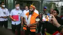 Dia pun merasa mendapat perlakuan diskriminatif dari komisi antirasuah. Sebab, tersangka lain dari berbagai daerah yang sama-sama ditahan di rutan KPK bisa disidang di daerah masing-masing. Sedangkan, dirinya diadili di daerah yang jauh dari tempat tinggal dan wilayahnya ketika menjadi Bupati Mamberamo Tengah. (Liputan6.com/Faizal Fanani)