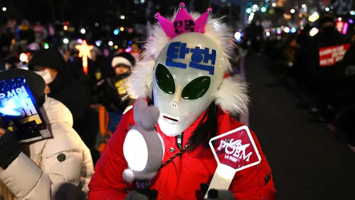 Cahaya Light Stick K-Pop Warnai Desakan Pemakzulan Presiden Yoon Suk Yeol