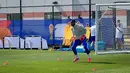 Bahkan, kiper andalan Prancis, Mike Maignan berlatih dekat dengan jurnalis yang meliput di tempat tersebut. (Bola.com/Hery Kurniawan/Adv/Powerade)