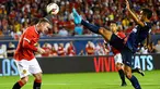 Penyerang MU, Wayne Rooney (kiri) berebut bola dengan bek PSG Marquinhos pada pertandingan International Champion Cup di stadion soldier, Chicago, AS, Kamis (30/7/2015). PSG menang dengan skor 2-0 atas Manchester United.  (Reuters/Mike diNovo)