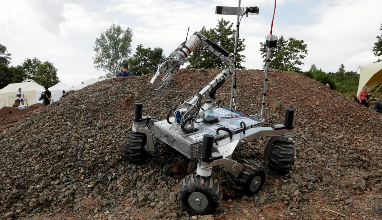 Sebuah robot saat beraksi di jalanan berbatu saat kompetisi internasional Mars robot yang berlangsung di Regional Sains – Technology, Polandia, (5/9/2015). 40 tim dari dua belas negara mengikuti perlombaan ini. (REUTERS/Pawel Malecki/Agencja Gazeta)