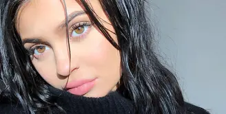 Kylie Jenner tak lagi ingin menampakkan lekuk tubuhnya usai diberitakan hamil. (instagram/kyliejenner)