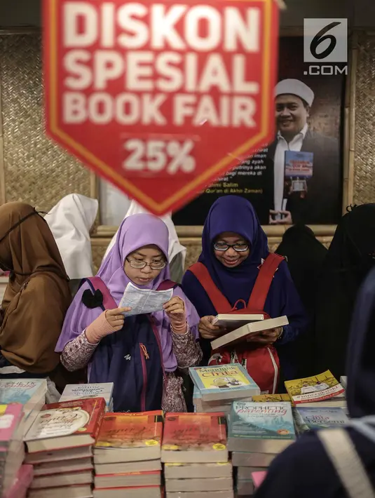 Pengunjung membaca-baca buku di Islamic Book Fair 2018 di JCC, Jakarta, Jumat (20/4). Islamic Book Fair ke-17 berlangsung pada 18-22 April 2018. (Liputan6.com/Faizal Fanani)