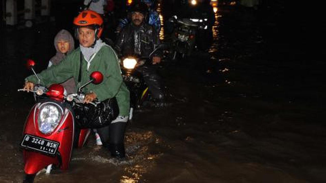 Puluhan rumah kebanjiran akibat tembok pabrik Khong Guan ambruk