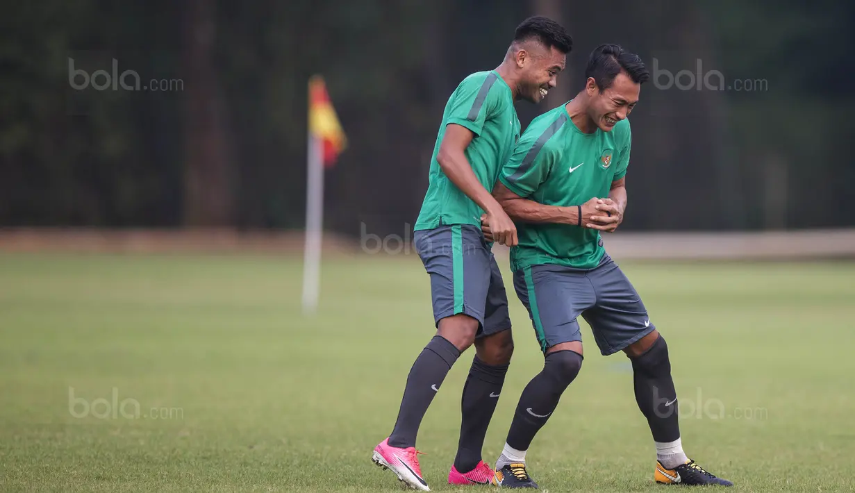Pemain Timnas Indonesia U-22, Saddil Ramdani dan Hansamu Yama, bercanda saat latihan di Lapangan SPH Karawaci, Banten, Jumat (11/8/2017). Ini merupakan latihan terakhir sebelum berangkat ke Malaysia. (Bola.com/Vitalis Yogi Trisna)