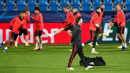 Pelatih Real Madrid, Santiago Solari memantau latihan para pemainnya saat sesi latihan di Stadion Doosan Arena, Plzen, Republik Ceko, Selasa (6/11). Real Madrid akan menghadapi Viktoria Plzen pada Kamis dini hari WIB. (AP Photo/Petr David Josek)