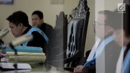 Majelis Hakim membacakan putusan gugatan atas pengambilan sumpah pimpinan DPD RI oleh Wakil Ketua Mahkamah Agung (MA) di PTUN Jakarta, Kamis (8/6). Majelis hakim menilai para pemohon tidak memiliki wewenang dalam perkara ini. (Liputan6.com/Faizal Fanani)