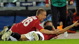 Montenegrin forward Mirko Vucinic celebrates with Daniele De Rossi after scoring against Chelsea during their Champions League Group A match on November 4, 2008 at Olympic stadium in Rome. AFP PHOTO/VINCENZO PINTO 
