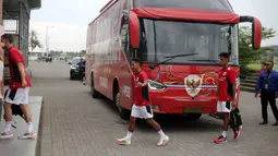 Pemain Timnas Indonesia, Beckham Putra dan Ricky Kambuaya menuruni bus untuk melakukan latihan persiapan menjelang laga Ronde 3 Kualifikasi Piala Dunia 2026 melawan China pada di Bali United Training Center, Bali, Selasa sore (23/05/2025). (Bola.com/Alit Binawan)
