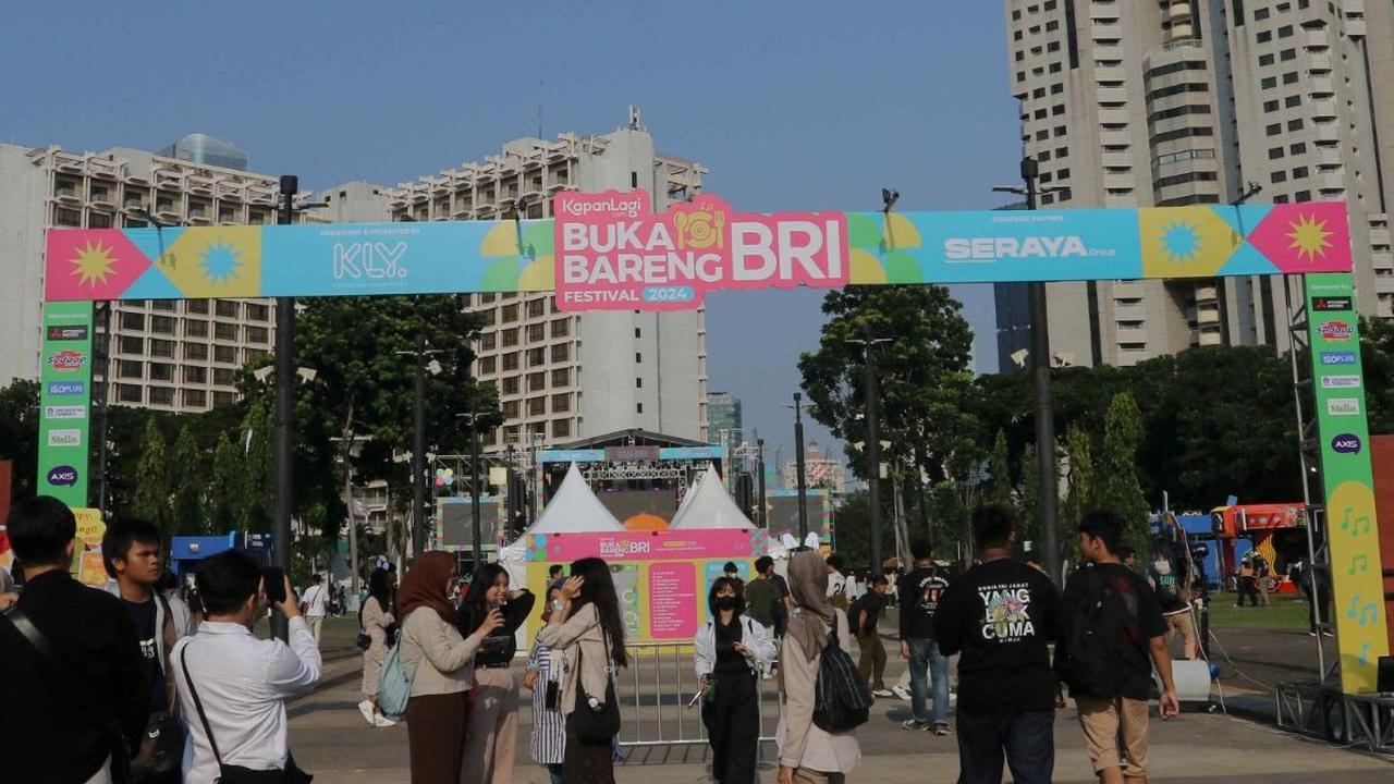 Sejumlah pengunjung mulai berdatangan dalam acara KapanLagi Buka Bareng BRI Festival 2024 di Plaza Timur Senayan, Jakarta, Sabtu (23/3/2024). Untuk menyemarakkan datangnya bulan suci Ramadan, Kapanlagi.com kembali menggelar KapanLagi Buka Bareng (KLBB) Fe
