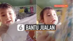 Tanpa ragu bocah itu membantu ibunya mempromosikan jualan dengan mengoceh di depan layar.