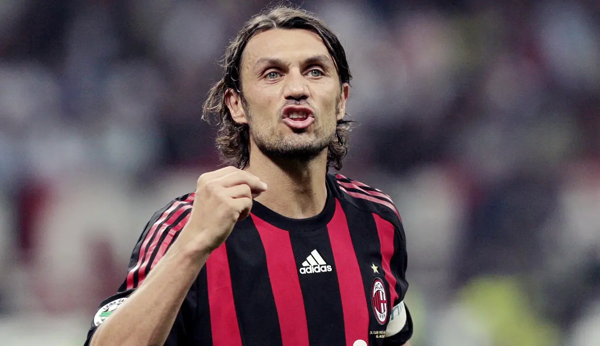 <p>2. Paolo Maldini (AC Milan) - Saat sang legenda memutuskan untuk pensiun, saat itu pula nomor tiga diistirahatkan. Persembahan 26 trofi untuk klub kota Milan itu membuat I Rossoneri layak memberikan penghormatan tinggi untuknya. (AFP/Emilio Andreoli)</p>