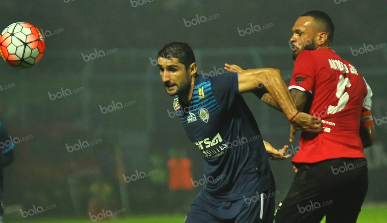 Pemain Arema Cronus, Srdan Lopicic (kiri), berduel dengan pemain Persiba Balikpapan, Antonio Teles, dalam laga Torabika Soccer Championship 2016 di Stadion Kanjuruhan, Malang, Minggu (1/5/2016). (Bola.com/Iwan Setiawan)