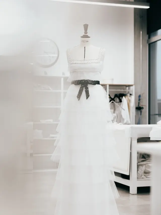 Gaya Elegan Margaret Qualley dengan Gaun Putih di Golden Globes 2025, Dibuat 400 Jam dan 7.000 Elemen Bordir