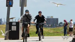 Warga mengunjungi Pantai St Kilda di Melbourne, Australia, pada 9 Desember 2020. Kehidupan pantai kembali terlihat setelah Melbourne mengakhiri masa pemberlakuan lockdown COVID-19 pada November lalu, yang berlangsung selama hampir empat bulan. (Xinhua/Hu Jingchen)