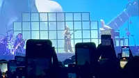 Konser Niki Zefanya alias NIKI dalam gelaran Buzz Around The World Tour hari pertama yang digelar di Beach City International Stadium, Jumat (14/2/2025) malam. (Dok. via M. Altaf Jauhar)