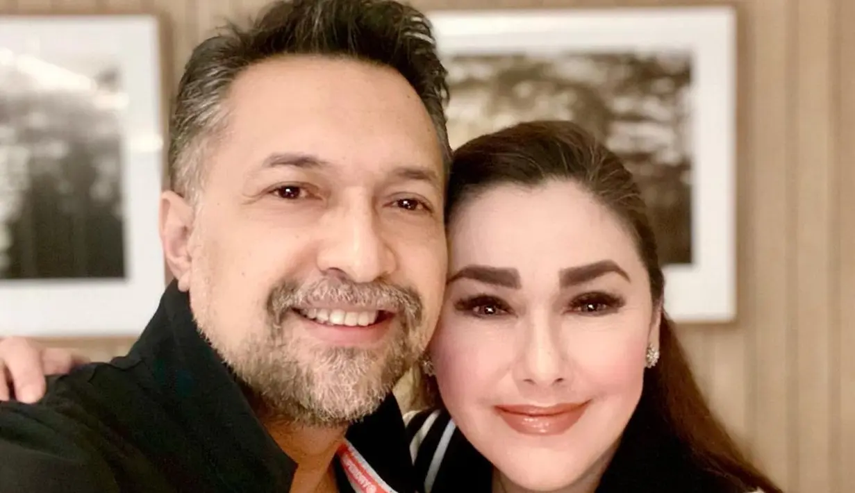 Bagi Nia, ini merupakan pernikahan keduanya. Sebelumnya, anak aktor Dicky Zulkarnaen dan aktris Mieke Wijaya itu pertama menikah dengan seorang pembalap Alexander David Siahaan. Empat tahun menikah, suami Nia meninggal dunia akibat kecelakaan mobil di sirkuit balap Bumi Serpong Damai (BSD), Serpong, Tangerang, Mei 2002 silam. [Instagram/alenia259]