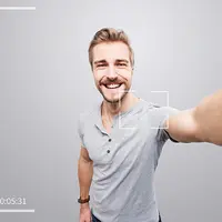 Bukan cuma kehidupan pribadi, vlogger ini juga menyelipkan nilai-nilai positif yang bisa kamu ambil. (Via: travelpartners.es)