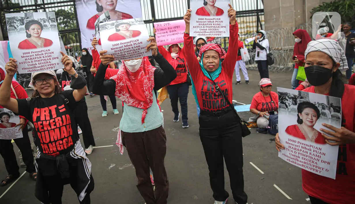 Peserta aksi dari kalangan perempuan melakukan demonstrasi di depan Gedung DPR RI, Jakarta, Rabu (8/3/2023). Mereka juga meminta agar Rancangan Undang-Undang (RUU) Perlindungan Pekerja Rumah Tangga (PPRT) segera disahkan. (Liputan6.com/Faizal Fanani)