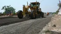 Perbaikan jalan yang menghubungkan ke Cikampek sampai jalur Pantura, di jalan raya Pancawati, Kecamatan Klari, Karawang, Jumat (21/8). (Antara)