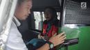 Terdakwa kasus dugaan penyebaran berita bohong, Ratna Sarumpaet berada di mobil tahanan usai sidang lanjutan di PN Jakarta Selatan, Selasa (19/3). Ratna Sarumpaet menjalani sidang beragendakan pembacaan putusan sela. (Liputan6.com/Faizal Fanani)