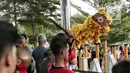 Atraksi barongsai tampil menghibur pengunjung di Mal Ciputra, Jakarta, Jumat (25/1). Menyambut Tahun Baru Imlek 2570 berbagai kesenian tradisional disajikan seperti Wayang Potehi, festival kuliner dan atraksi karakter 7 babi. (Liputan6.com/Faizal Fanani)