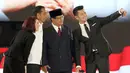 Capres no. urut 01 Joko Widodo atau Jokowi,  Capres no. urut 02 Prabowo Subianto, moderator Retno Pinasti dan Zulfikar Naghi swafoto usai debat keempat Pilpres 2019 yang diselenggarakan KPU di Hotel Shangri-La, Jakarta, Sabtu (30/3). di Jakarta, Sabtu (30/3). (Liputan6.com/JohanTallo)