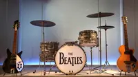 Instrumen musik yang digunakan oleh anggota The Beatles ditampilkan pada pameran Play It Loud: Instruments of Rock & Roll di Metropolitan Museum of Art di New York, 1 April 2019. Koleksi instrumen di pameran ini punya rentang usia dari 1939 hingga 2017. (AP/Seth Wenig)