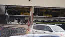 Jendela tampak rusak di toko grosir King Soopers tempat penembakan terjadi di Boulder, Colorado (22/3/2021). Aksi penembakan tersebut terjadi di pusat perbelanjaan King Soopers di Kota Boulder, Colorado, Amerika Serikat. (AP Photo/David Zalubowski)