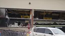 Jendela tampak rusak di toko grosir King Soopers tempat penembakan terjadi di Boulder, Colorado (22/3/2021). Aksi penembakan tersebut terjadi di pusat perbelanjaan King Soopers di Kota Boulder, Colorado, Amerika Serikat. (AP Photo/David Zalubowski)