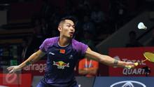 Pebulutangkis unggulan kelima, Lin Dan (Tiongkok) berusaha mengembalikan bola ke Sattawat Pongnairat (USA) di Total BWF Championships 2015, Jakarta, Selasa (11/8/2015). Lin Dan unggul 21-8, 21-11 atas Sattawat Pongnairat. (Liputan6.com/Helmi Fithriansyah)