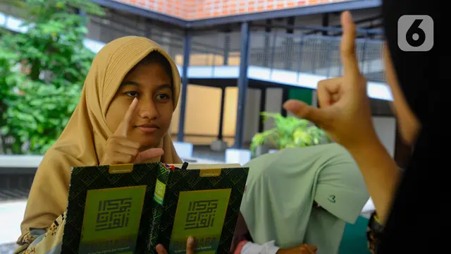 Semangat Para Santri Tuna Rungu Belajar Mengaji