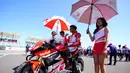 Seorang Umbrella Girl memayungi Pembalap Astra Honda Racing Team (AHRT), Herjun Atna Firdaus sebelum dimulainya balapan Race 1 kelas Asia Production 250 (AP250) pada ajang Asia Road Racing Championship (ARRC) 2023 di Sirkuit Mandalika, Lombok, Sabtu (12/8/2023). (Dok. AHRT)