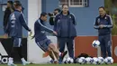 Angel Di Maria berlatih tendangan bebas saat sesi latihan jelang laga kualifikasi Piala Dunia 2018 di Ezeiza, Buenos Aires, (3/10/2017).  Argentina akan melawan Peru pada 6 oktober 2017. (AFP/Juan Mabromata)