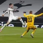 Gareth Bale dari Tottenham mencoba mencetak gol melawan penjaga gawang Ludogorets Plamen Iliev pada pertandingan Liga Europa Grup J di stadion Tottenham Hotspur di London, Inggris, Kamis 26 November 2020. (Ian Kington / Pool via AP )